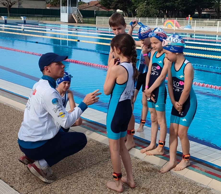 le coach simon jany et les jeunes triathlètes (photo aco)